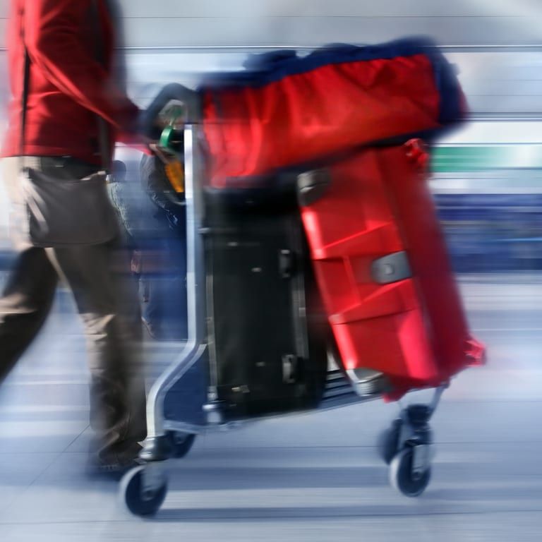Gepäckwagen mit Koffern und Reisetaschen